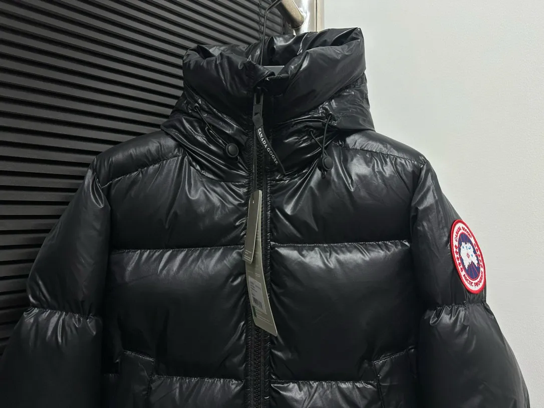 P780 [𝘾𝘼𝙉𝘼𝘿𝘼 𝙂𝙊𝙊𝙎𝙀] Canada Goose's limited new Crofton puff down jacket, top version, ceiling level Crofton soft loaf, 2024 latest style, cold protection effect up to level 4, using recycled Feather-Light tear-resistant fabric, ultra-light, no weight on the upper body at all! The unique black label highlights your temperament‼ ️ Canada Goose, a Canadian brand, has always been recognized as the warmest down jacket. Various Instagram celebrities, Internet celebrities, and celebrities often wear it for street photos. I make Canada Goose every year, but I still can't get rid of my love for it. No matter how cold the days are, there is no need to be afraid, because there is! Filled with 90% white duck down, it is the legendary warmest down jacket and is known as a must-have for Arctic outdoor sports! The most popular down jacket in the world, celebrities are rushing to buy it, it is a must-have!  Size: S~XXL